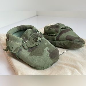 Freshly Picked camo leather baby moccasins |Baby sz 1 / FP Sz Newborn | EUC